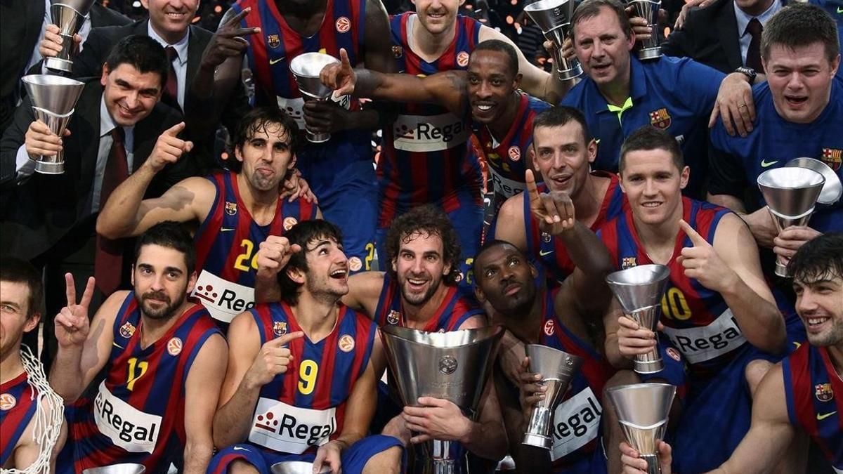 Los jugadores del Barça posan con sus trofeos tras la final