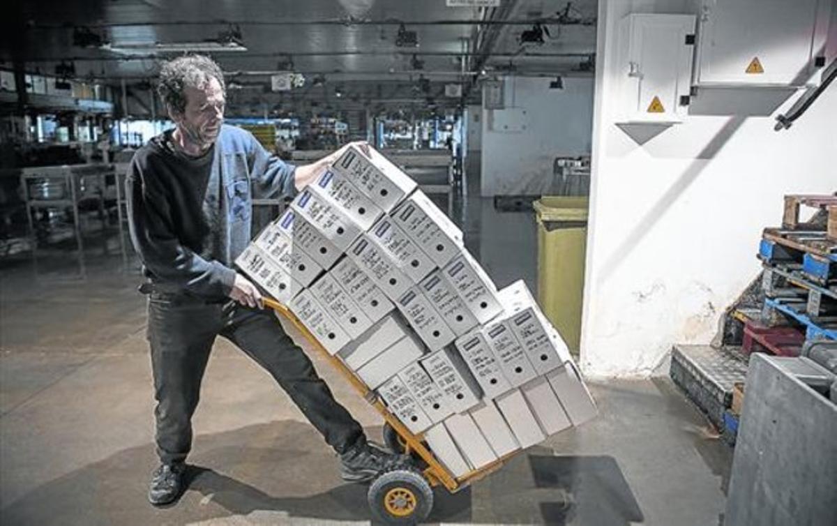 Un operari d’Hisenda retira capses de documentació de facturació de Mercabarna, dimarts passat.