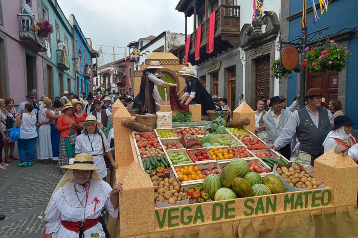 Carretas y grupos en la romería del Pino