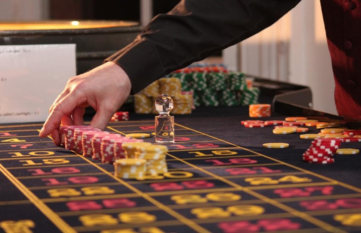 Un tablero de ruleta en vivo en un casino seguro.