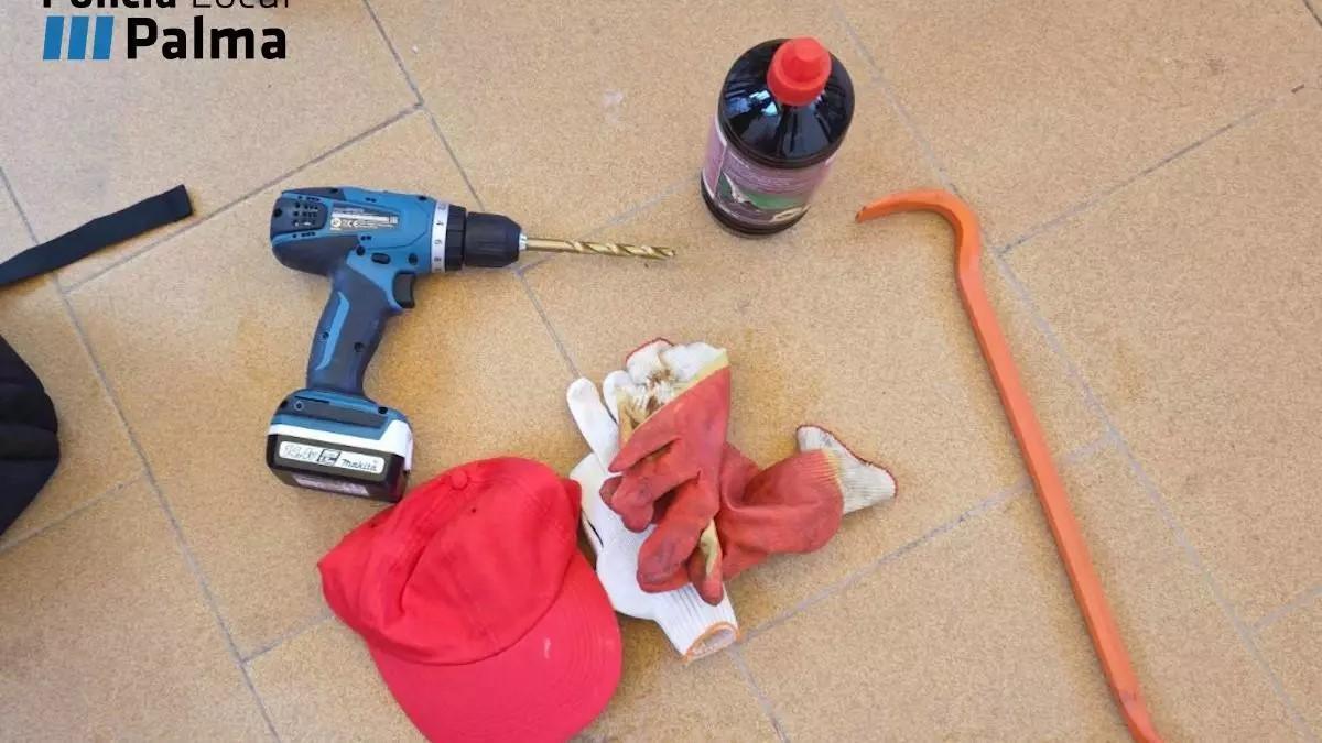 Die Tatwaffen: Eine Flasche Paraffin und eine Bohrmaschine.