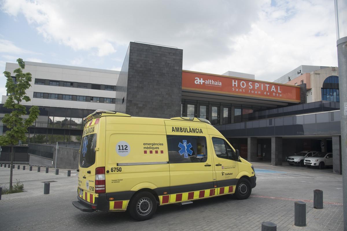 Una ambulància entra a l'àrea d'Urgències de Sant Joan de Déu de Manresa