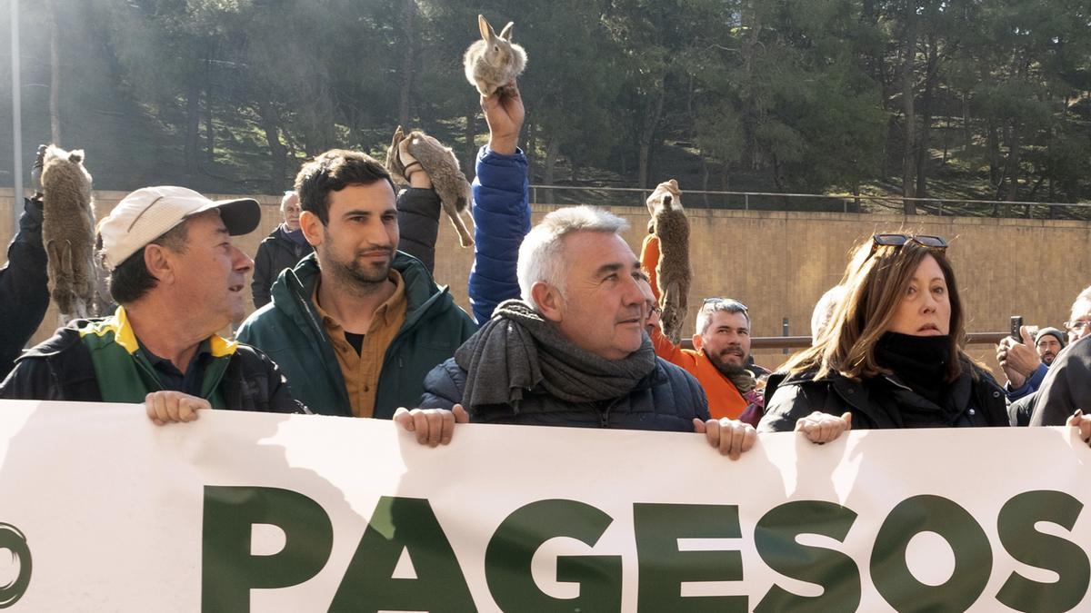 Centenares de agricultores claman contra la plaga de conegos en Lleida.