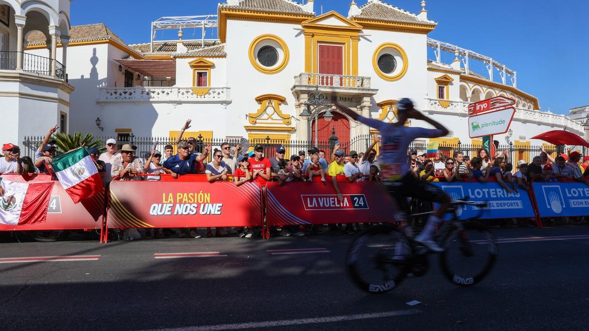 Las mejores imágenes de la Vuelta Ciclista a España en Sevilla