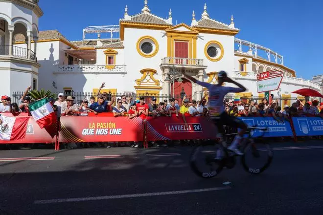 Las mejores imágenes de la Vuelta Ciclista a España en Sevilla
