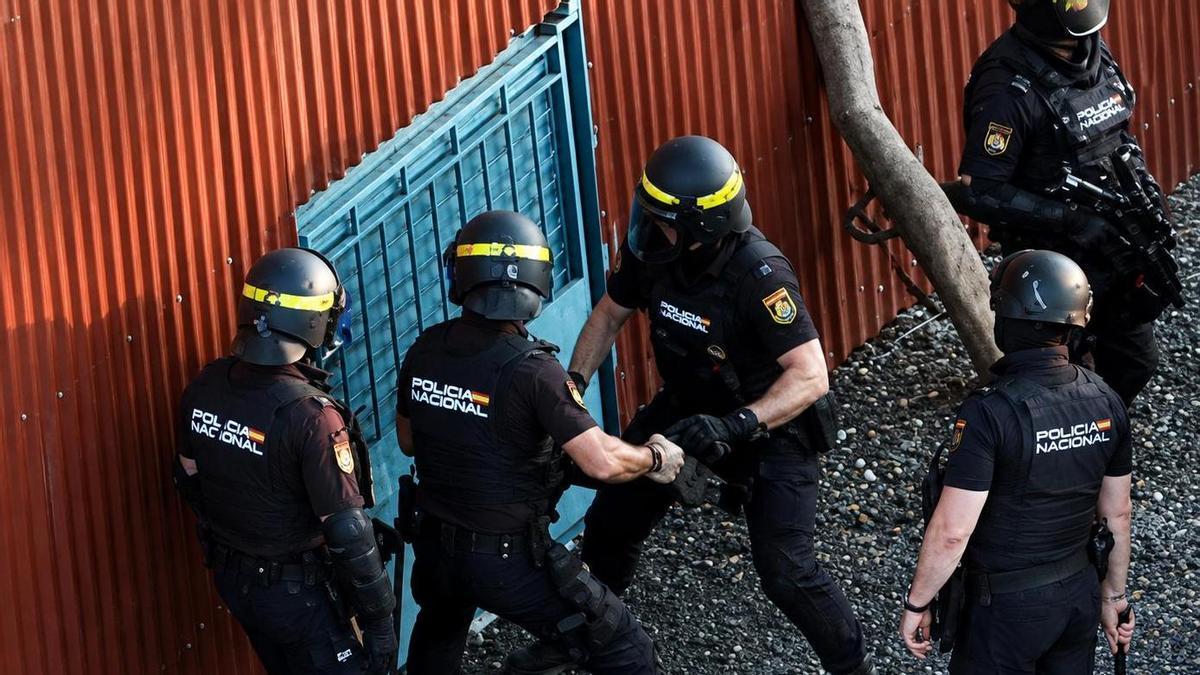 Vídeo | Ocho detenidos y ocho kilos de cocaína incautados en una operación policial en Sevilla