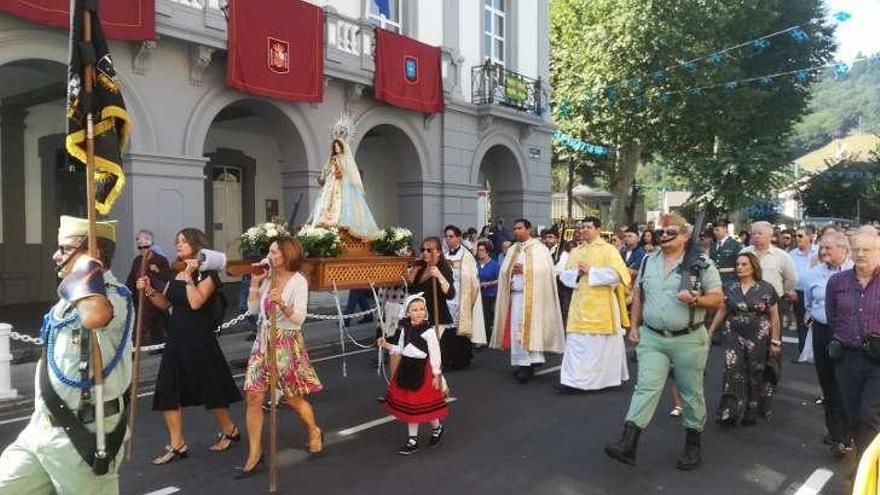 Los fieles siguen el paso de Nuestra Señora del Acebo, en Cangas del Narcea.