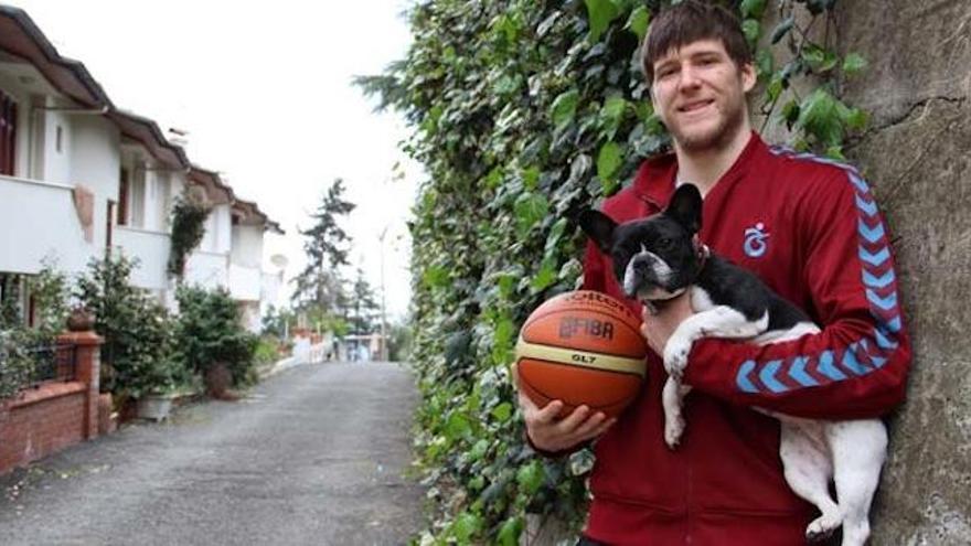 Cooley jugó hace dos años en el Medical Park Trabzonspor  de Turquía, donde se hizo esta foto, con un balón y su perra «Lola».