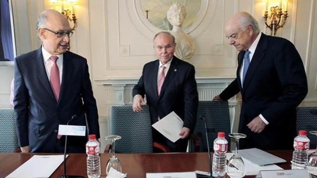 Montoro (izquierda) y González (derecha), acompañados por el rector de la UIMP, César Nombela, en Santander.
