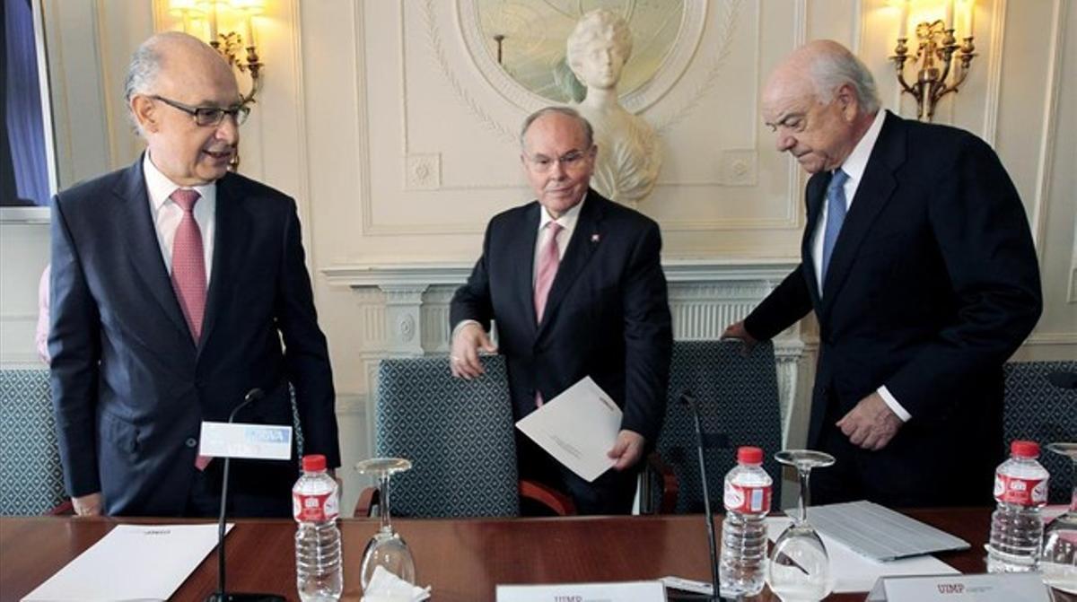 Montoro (izquierda) y González (derecha), acompañados por el rector de la UIMP, César Nombela, en Santander. Montoro (izquierda) y González (derecha), acompañados por el rector de la UIMP, César Nombela, en Santander.