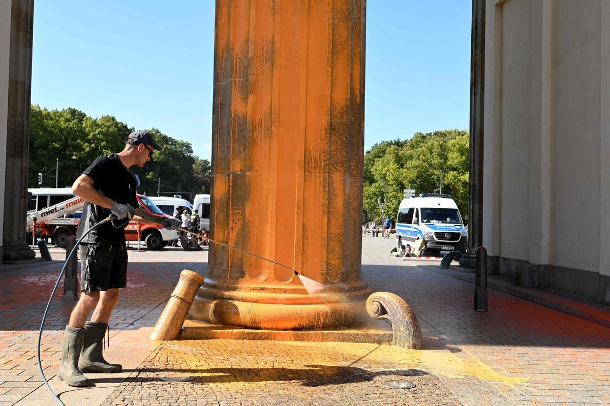 Berlín limpia la Puerta de Brandeburgo tras la protesta de activistas climáticos