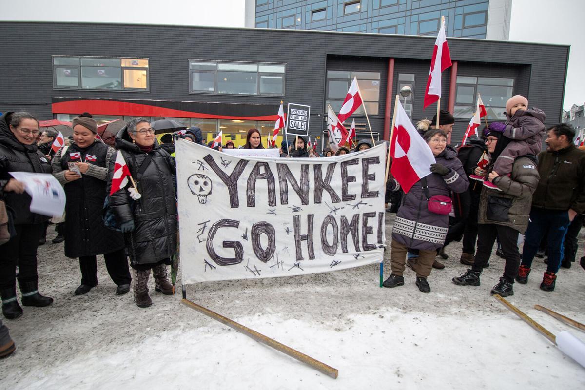 Personas se manifiestan durante una protesta en Nuuk (Groenlandia).