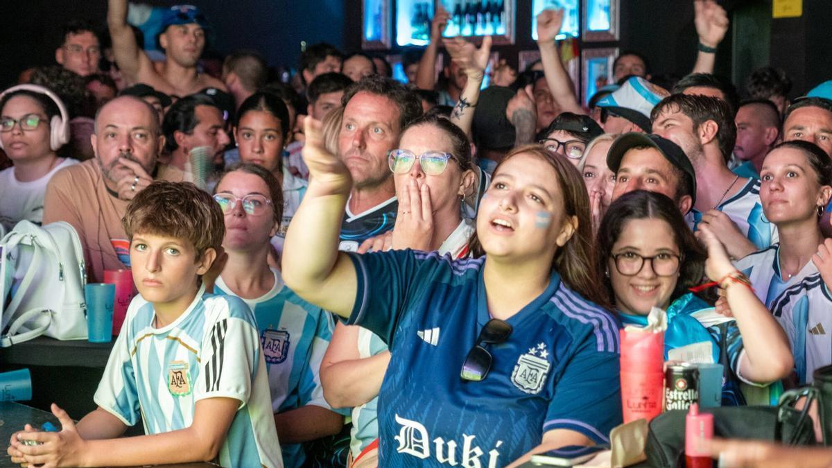 Aficionados de la selección argentina se han concentrado en el Bar Lunita (Can Pastilla).