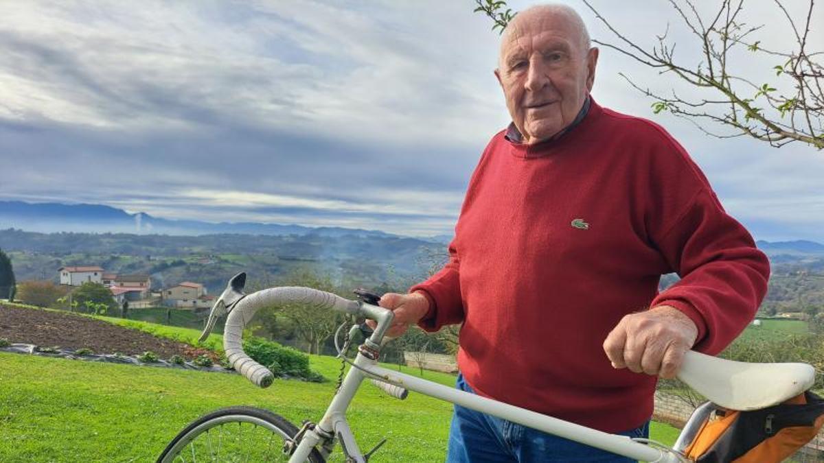 Juan Sánchez, «El Pilu», en su casa en el Alto de La Madera (Siero), en 2022.