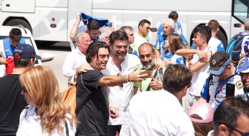 Barcala recibe a la afición del Hércules CF antes del partido de vuelta ante el Ponferradina.