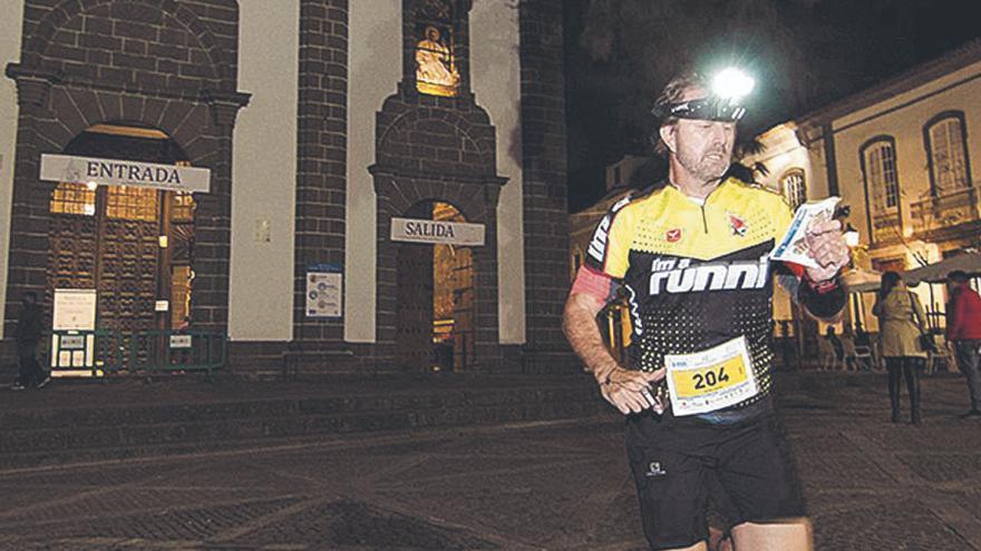 Imagen de uno de los corredores, ayer, ante la Basílica de Nuestra Señora del Pino