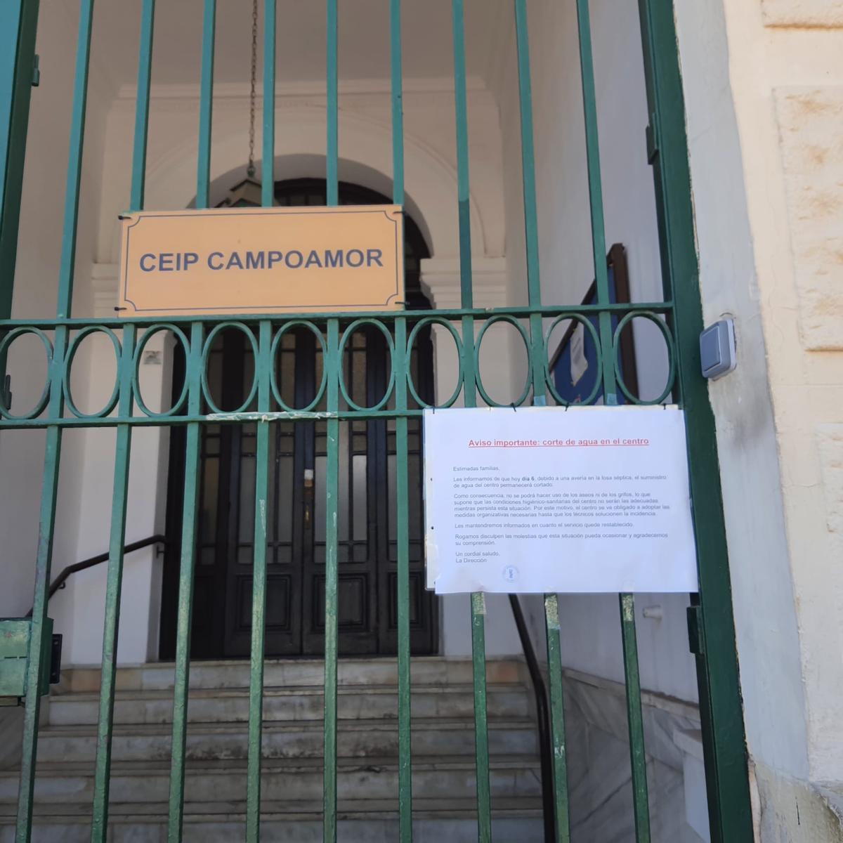 El colegio Campoamor de Alicante, con el cartel que avisaba del corte de agua en el centro el pasado viernes