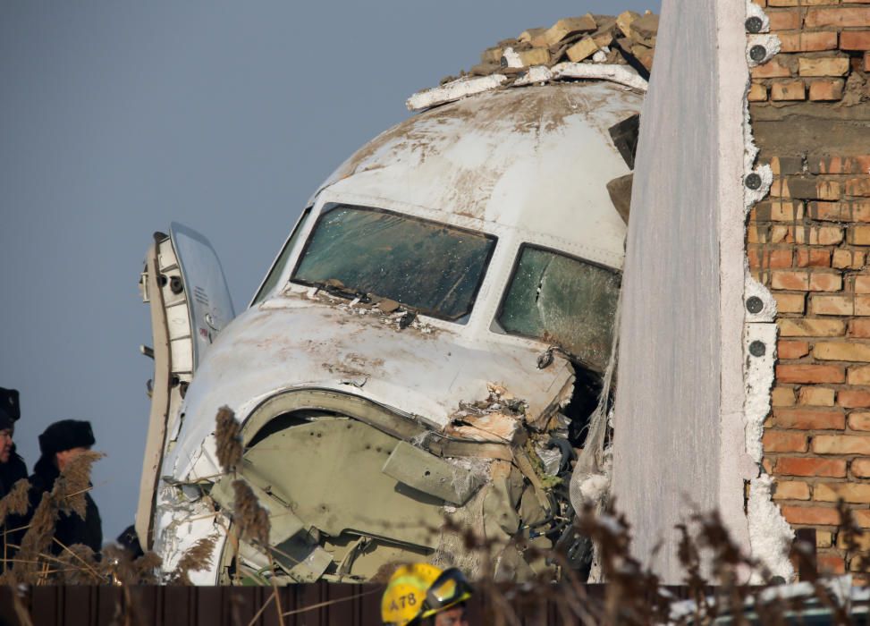 Al menos 12 muertos en un accidente aéreo en Almatý, Kazajistán