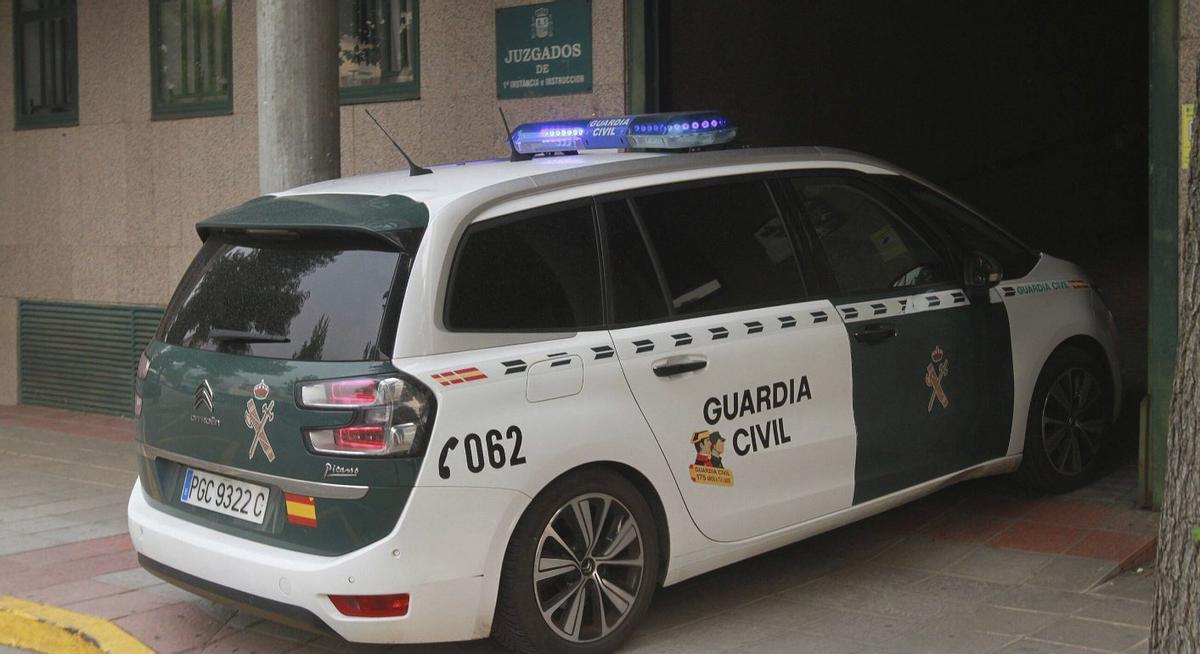 Agentes de la Guardia Civil conducen a un detenido ante la autoridad judicial, en Verín. | IÑAKI OSORIO