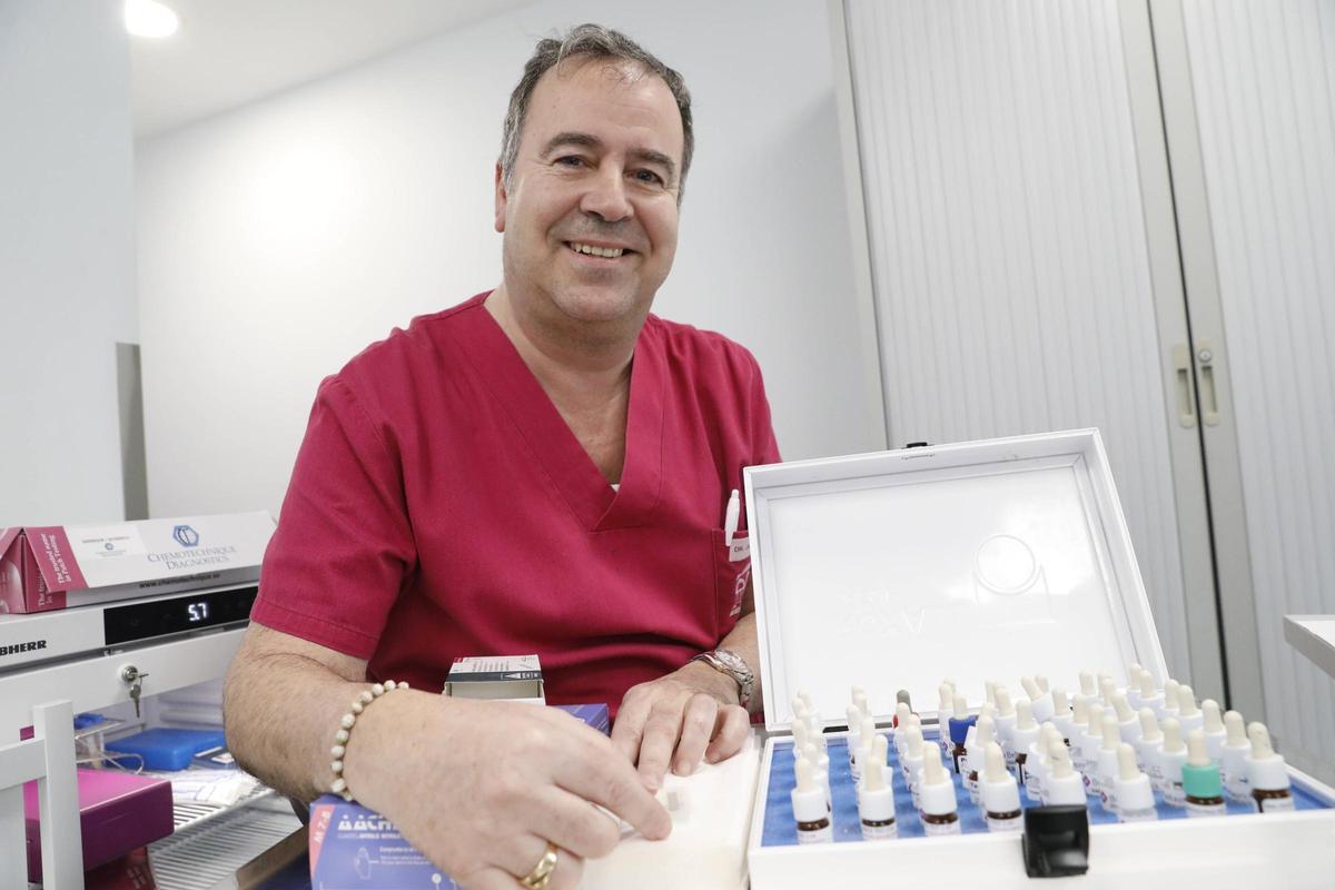 El alergólogo José Antonio Álvarez, con las muestras para realizar pruebas de alergia en su consulta del Hospital de Avilés.
