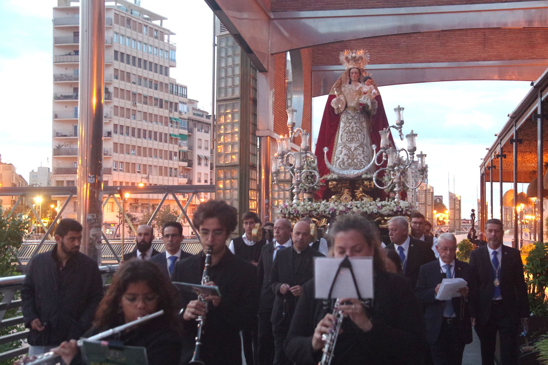 Procesión de la Virgen del Rosario organizada por la Agrupación de Glorias