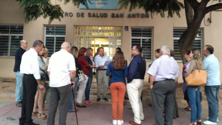 Un grupo de vecinos, ayer junto al centro de salud.