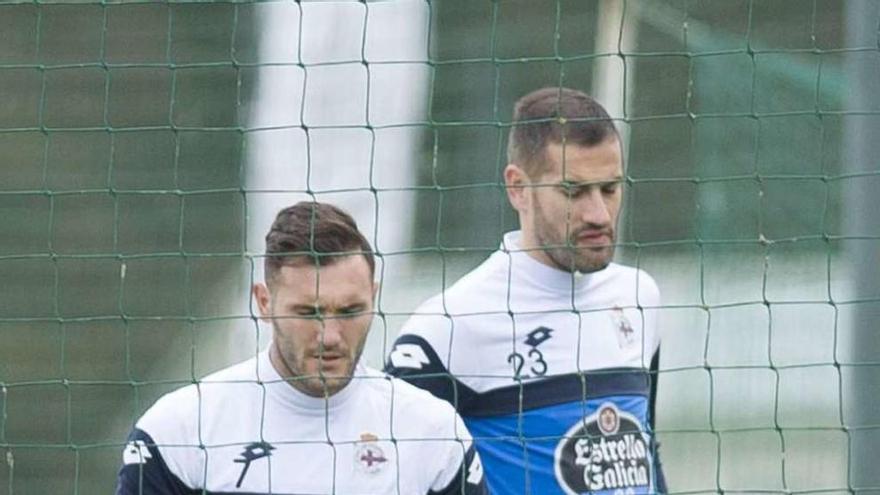 Lucas Pérez, junto a Lopo, durante el entrenamiento de ayer en la ciudad deportiva de Abegondo.