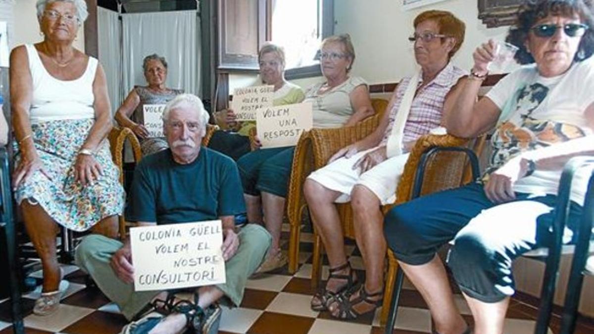 En pie de guerra 8 Vecinos de la Colònia Güell en la sala de espera del consultorio ocupado, ayer por la tarde.