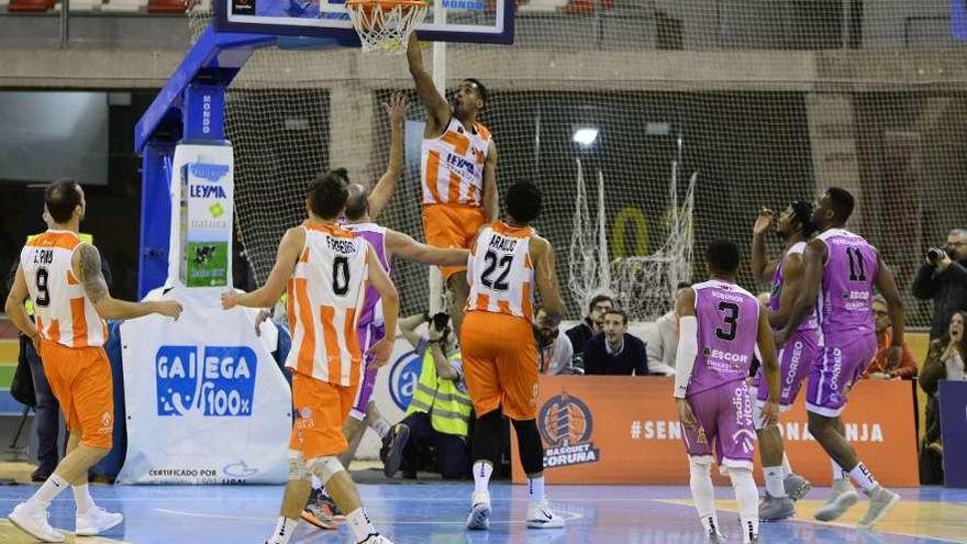 Quinton Stephens machaca la canasta en el partido contra el Araberri.