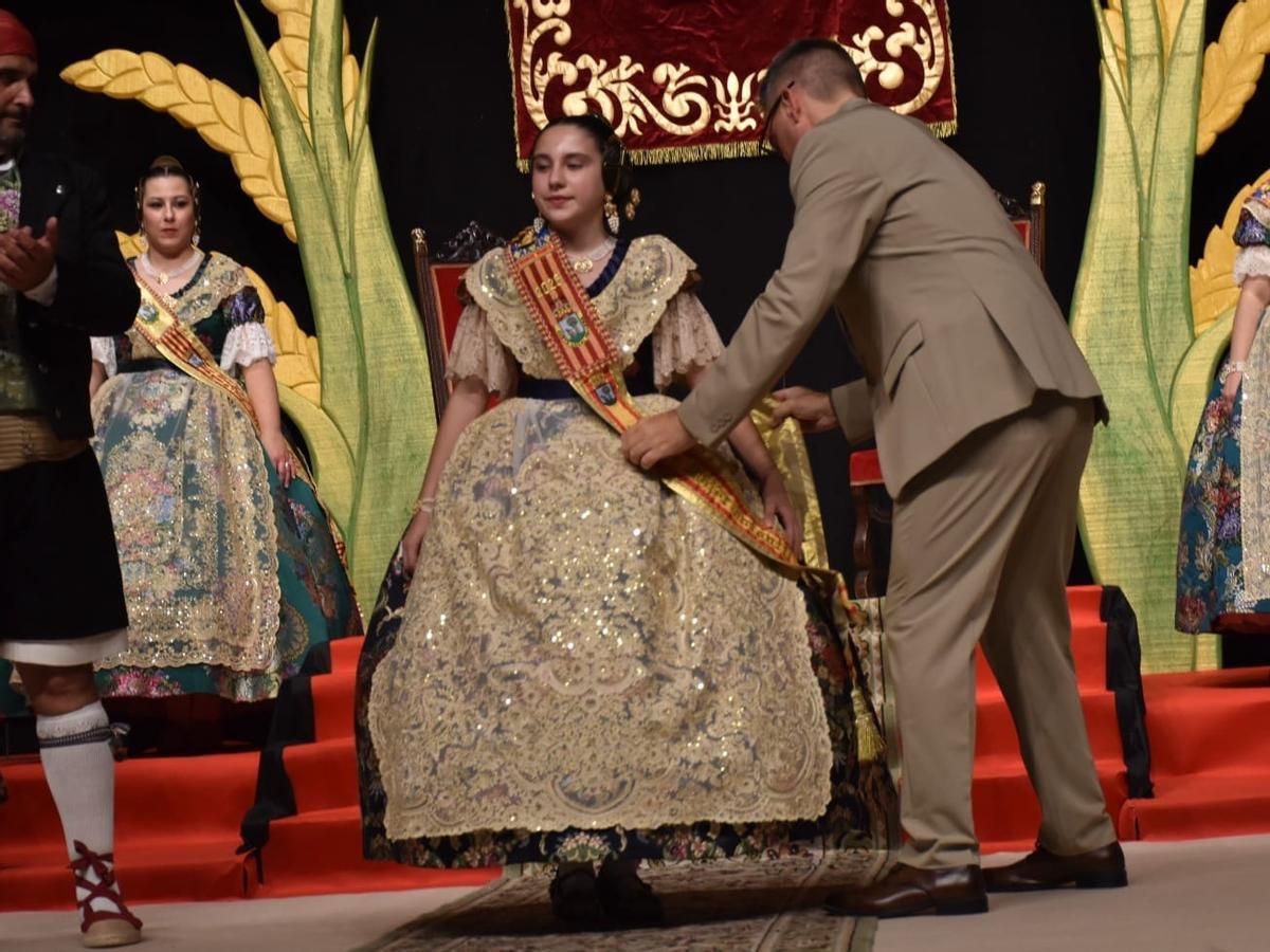 Zoe Beltrán, al recibir la banda de manos del alcalde de Sueca.