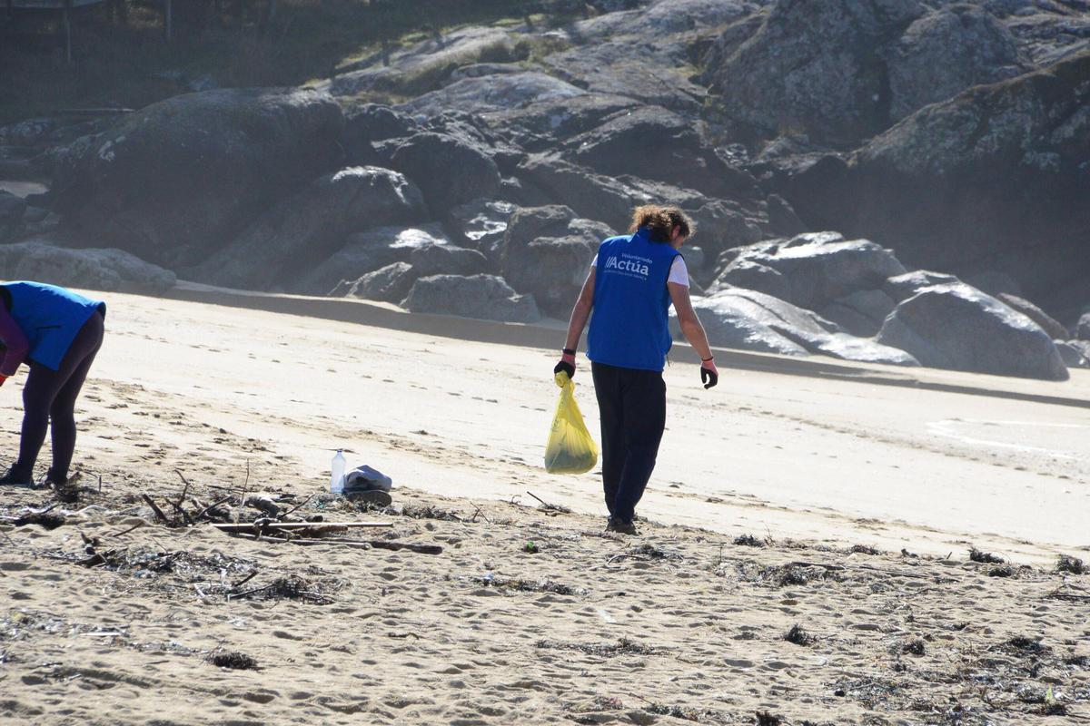 La limpieza de la playa de Area de Bon, en Bueu, en imágenes (I)
