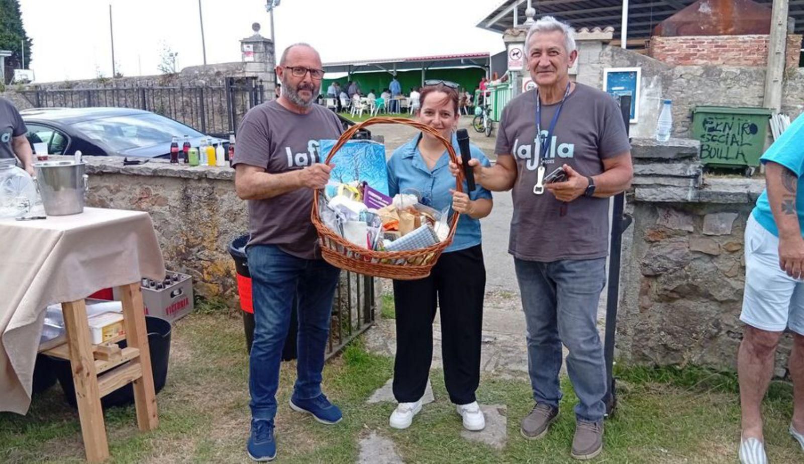Miembros de la organización con la cesta del sorteo. | LA FILA