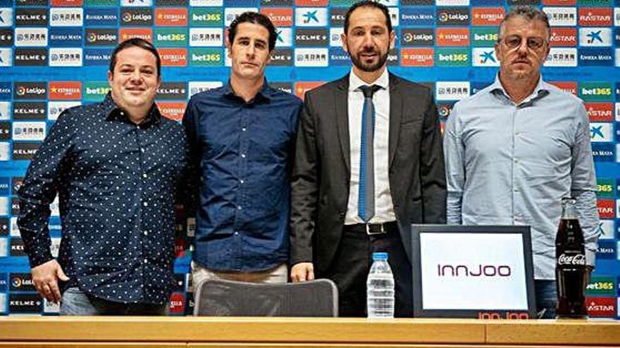 Machín, secundat pels gironins Jordi Balcells i Jordi Guerrero, ahir a l&#039;RCDE Stadium.