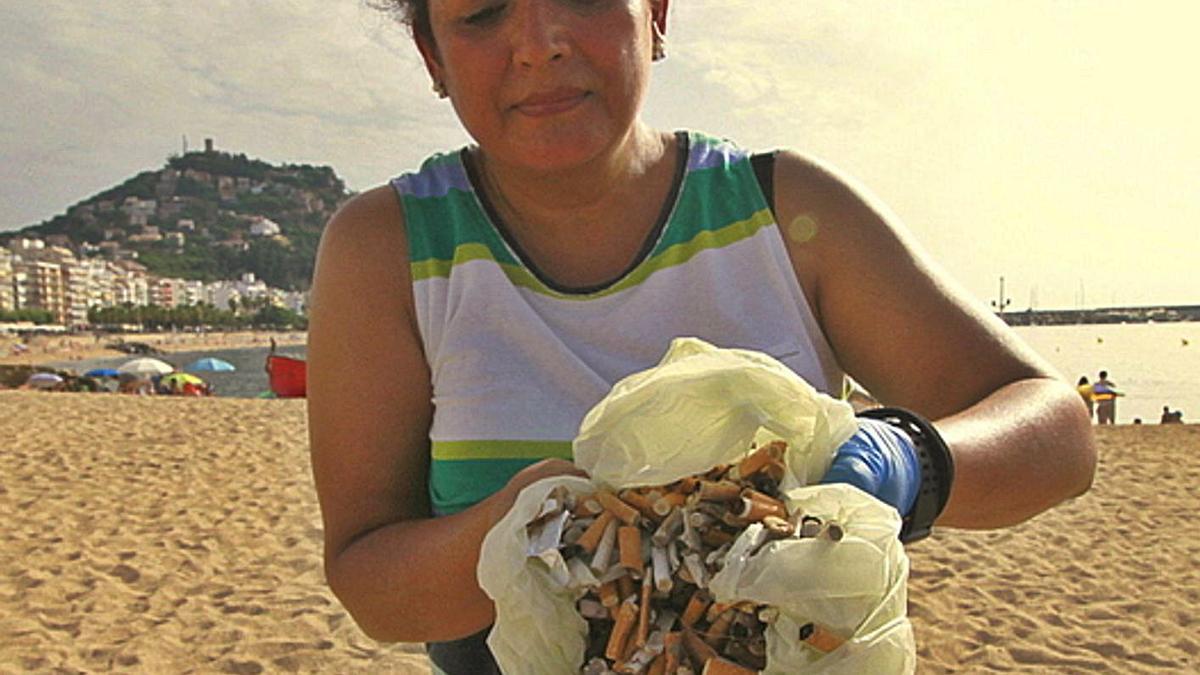 Una de les voluntàries amb les burilles recollides a la platja de Sa Palomera. | AJUNTAMENT DE BLANES