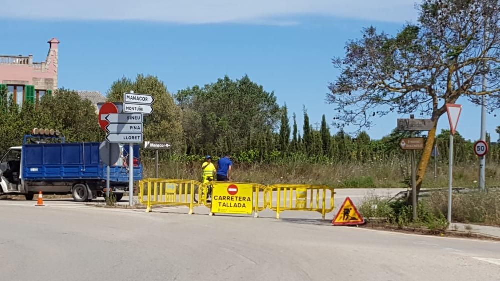 Una grúa rompe un cable de alta tensión y deja sin luz a una parte del pueblo de Algaida