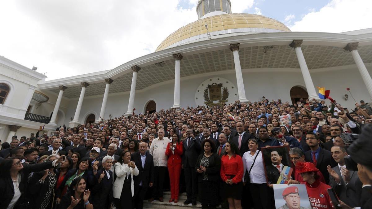 Los miembros de la Asamblea Constituyente posan para la fotografía oficial.