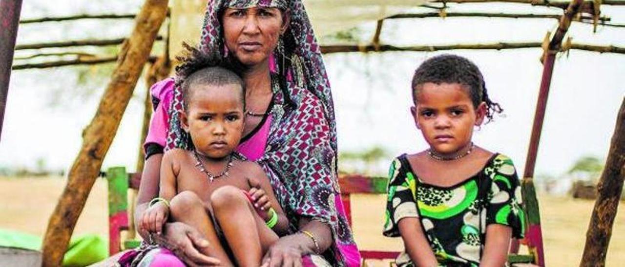 Bouchio Wallet, de Mali, junto a sus nietas en el campo de Goudébou, en Burkina Faso. | JUAN LUIS ROD