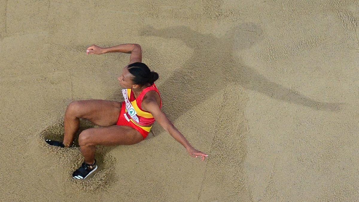 Ana Peleteiro, en uno de sus saltos en la final de longitud.