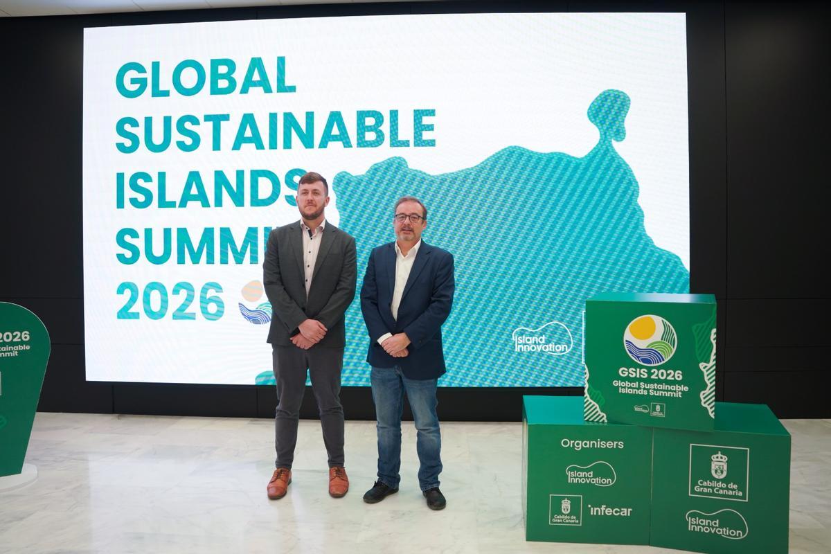 El CEO de Island Innovation, James Ellsmoor, y el consejero de Medio Ambiente, Energía, Clima y Conocimiento, Raúl García Brink, durante la presentación de la cumbre de Islas Sostenibles que se celebrará en Gran Canaria.