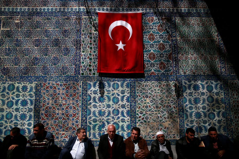 Oraciones del viernes en la Mezquita del Sultán Eyup de Estambul, Turquía.