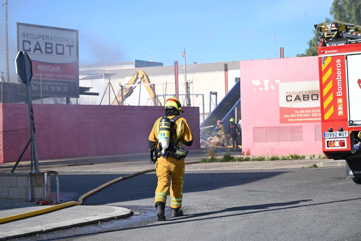 Alarma en Elche por el humo del incendio en una nave de reciclaje ubicada en Carrús