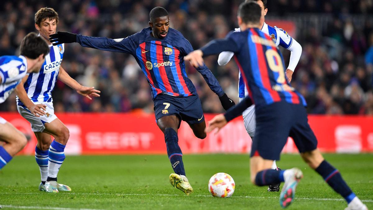 Dembélé intenta culminar un ataque del Barça ante la Real.