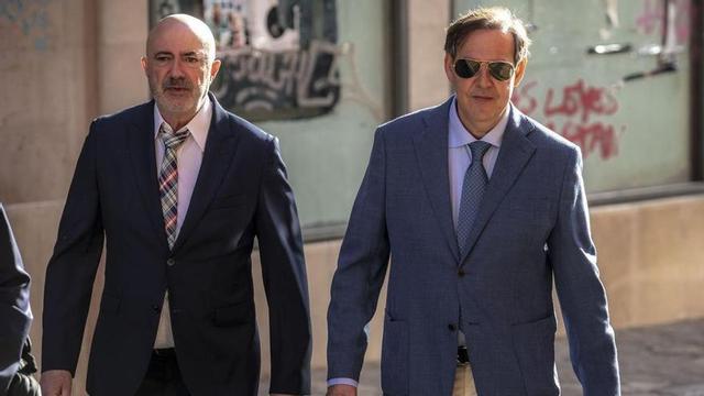 Miguel Ángel Subirán y Manuel Penalva, a su llegada al juicio.