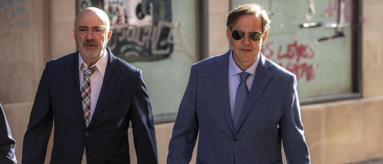 Miguel Ángel Subirán y Manuel Penalva, a su llegada al juicio.