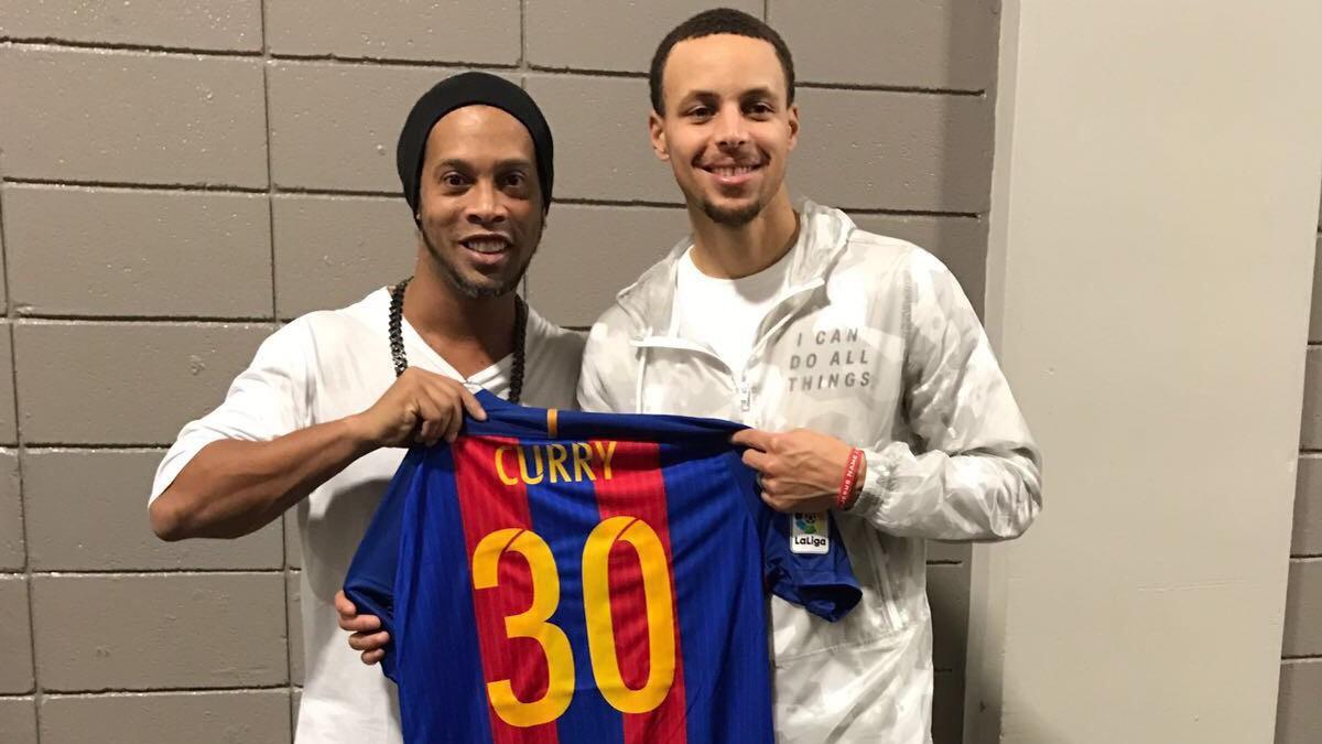 Stephen Curry posa junto a Ronaldinho con la camiseta del Barça