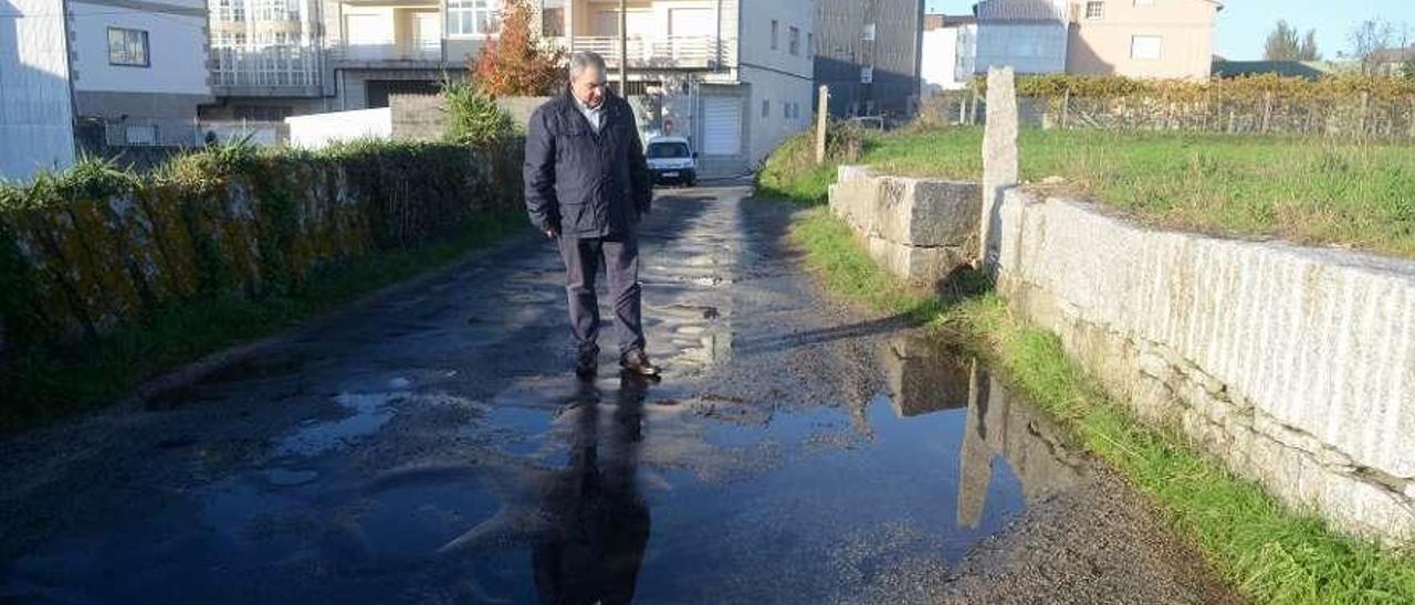 Aragunde, a media tarde de ayer, en la pista que une el entorno de Castelao con Os Olmos. // Noé Parga