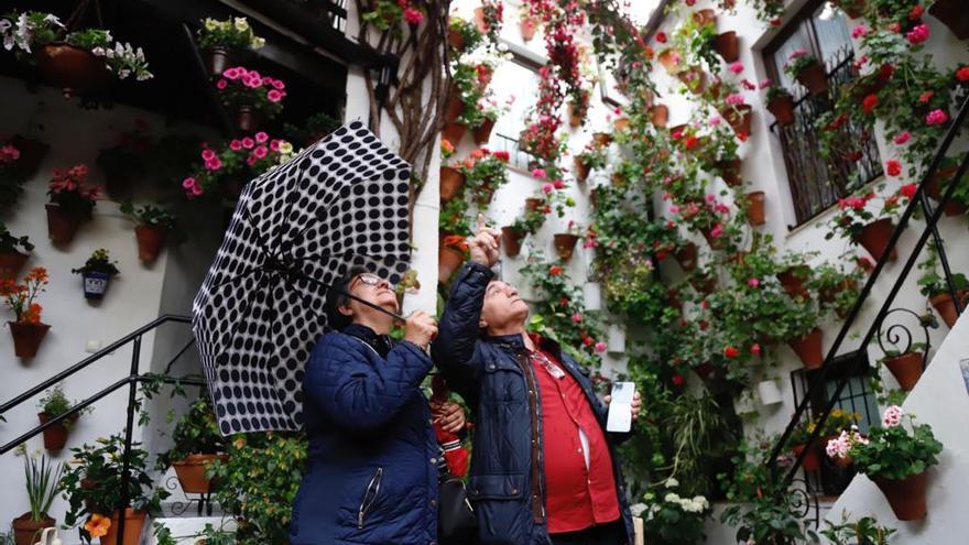 Los paraguas han estado presentes en las primeras visitas a los patios este martes.