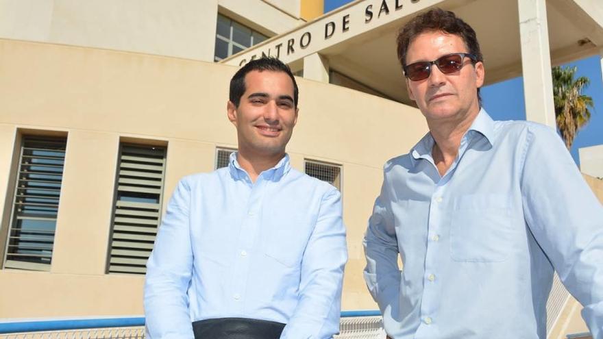 Carlos Peña (izda.) y Alberto Arenas posan en la puerta del Centro de Salud de Abarán.