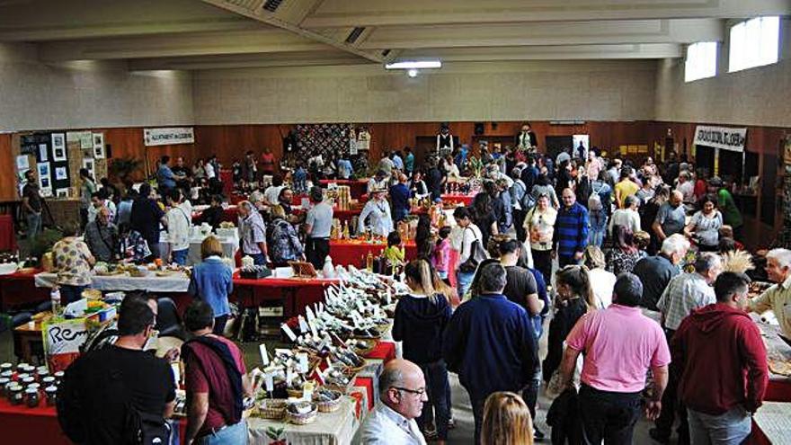 El local social de Llobera era, ahir al migdia, ple de visitants i venedors que participaven a la fira