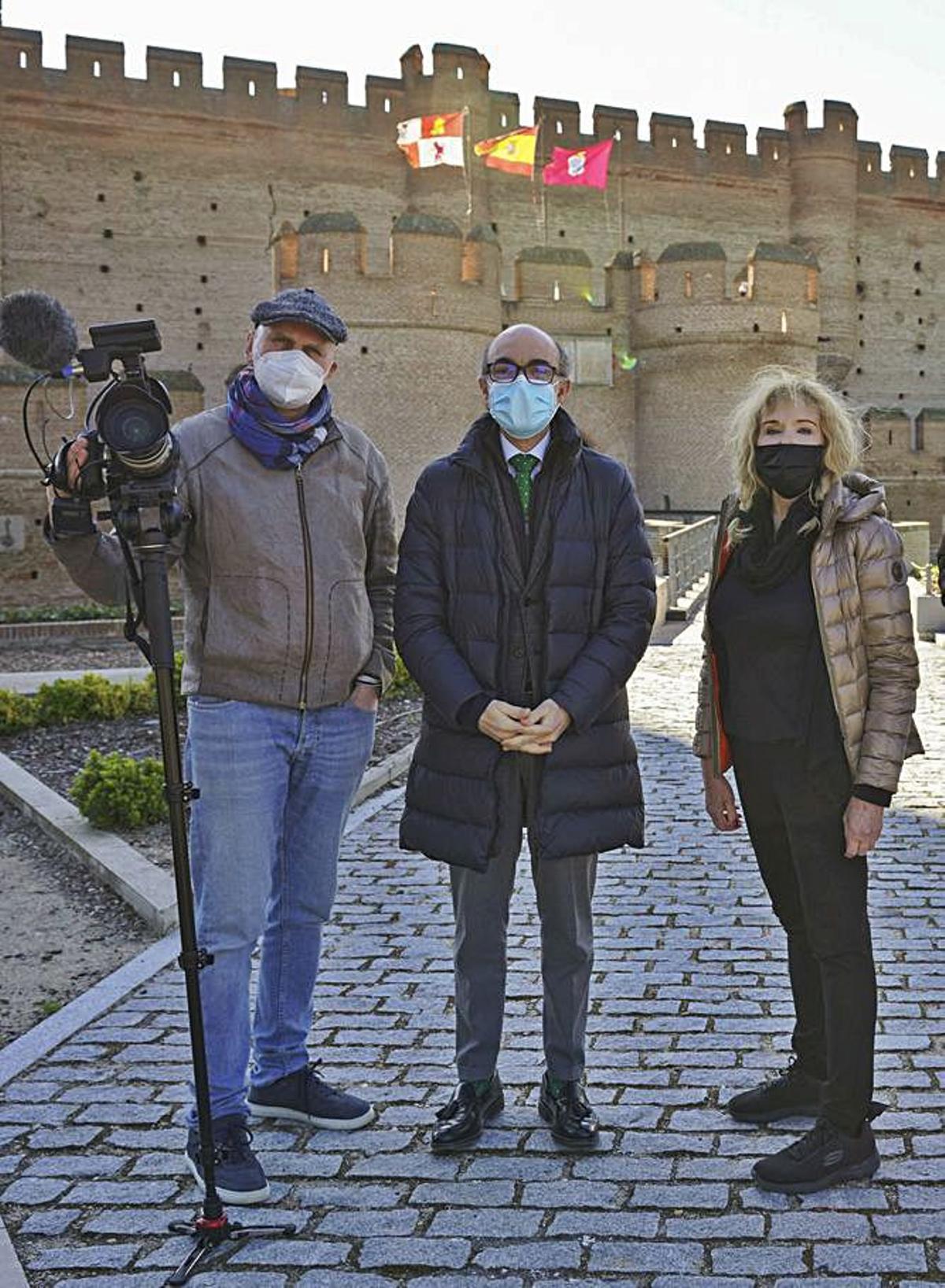 El consejero Javier Ortega, centro, con el equipo de profesionales estonios en el Castillo de la Mota. | Ical